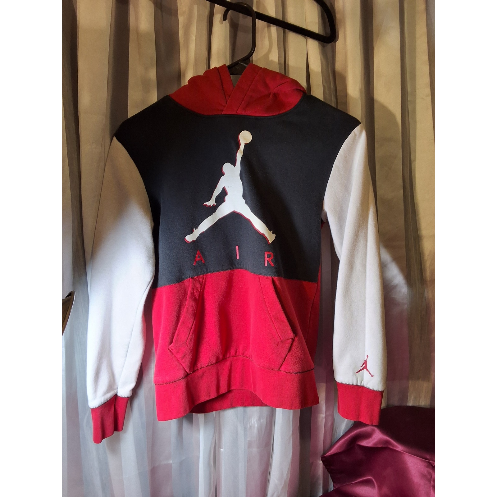 Boys Air Jordan Hoodie Size Medium